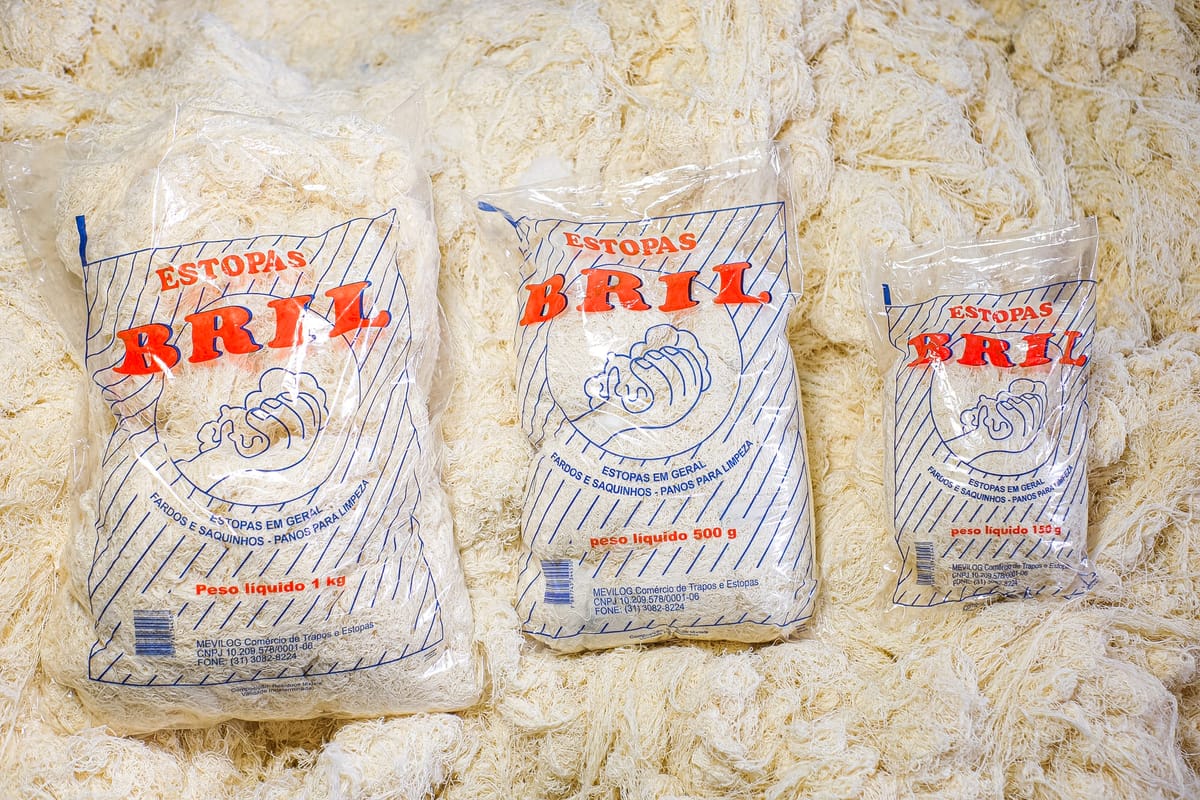 Embalagens de estopa branca Bril nos três tamanhos de venda: 150g, 500g e 1kg
